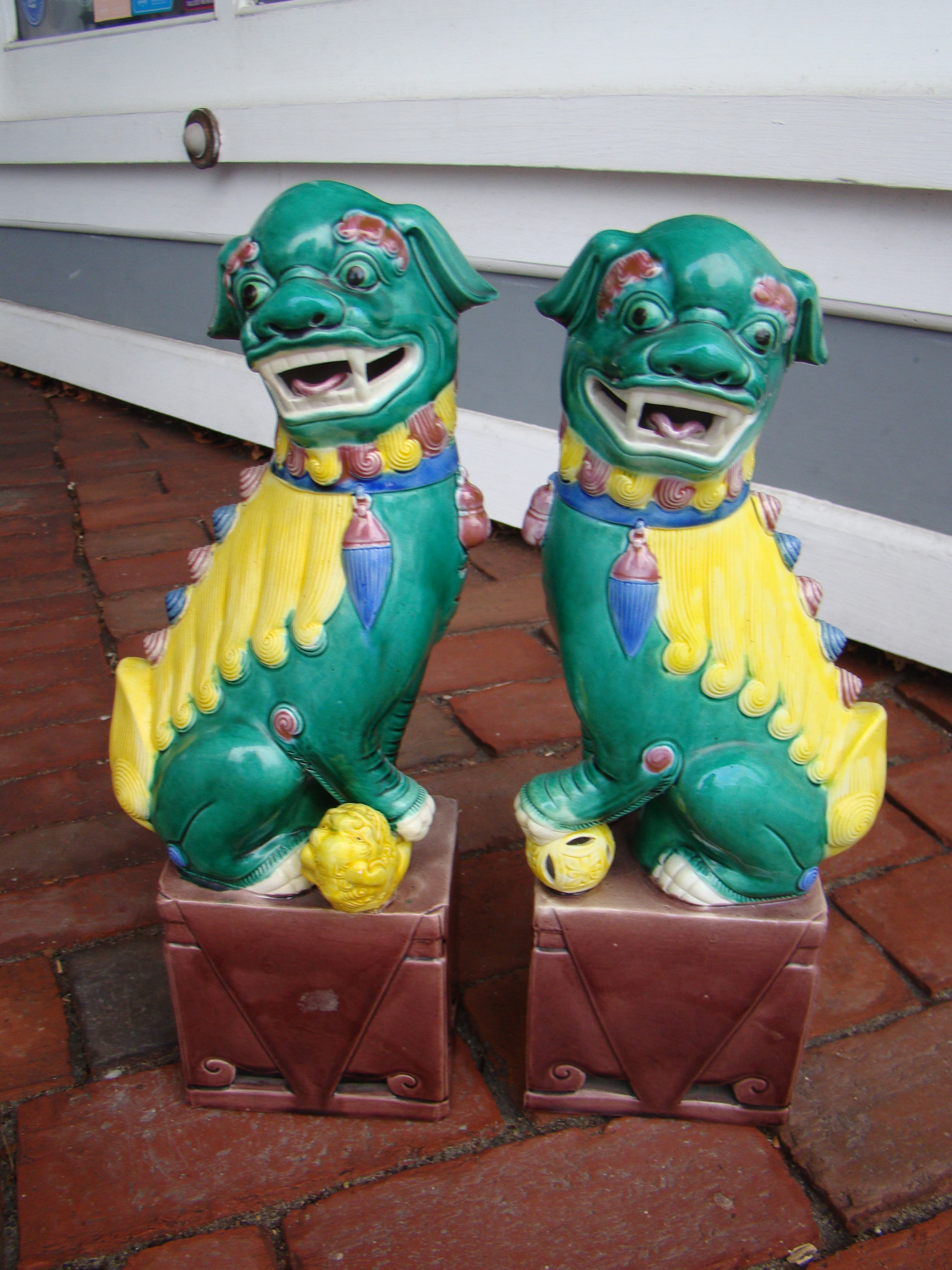 An attractive pair of vintage 14" Chinese Foo Dogs