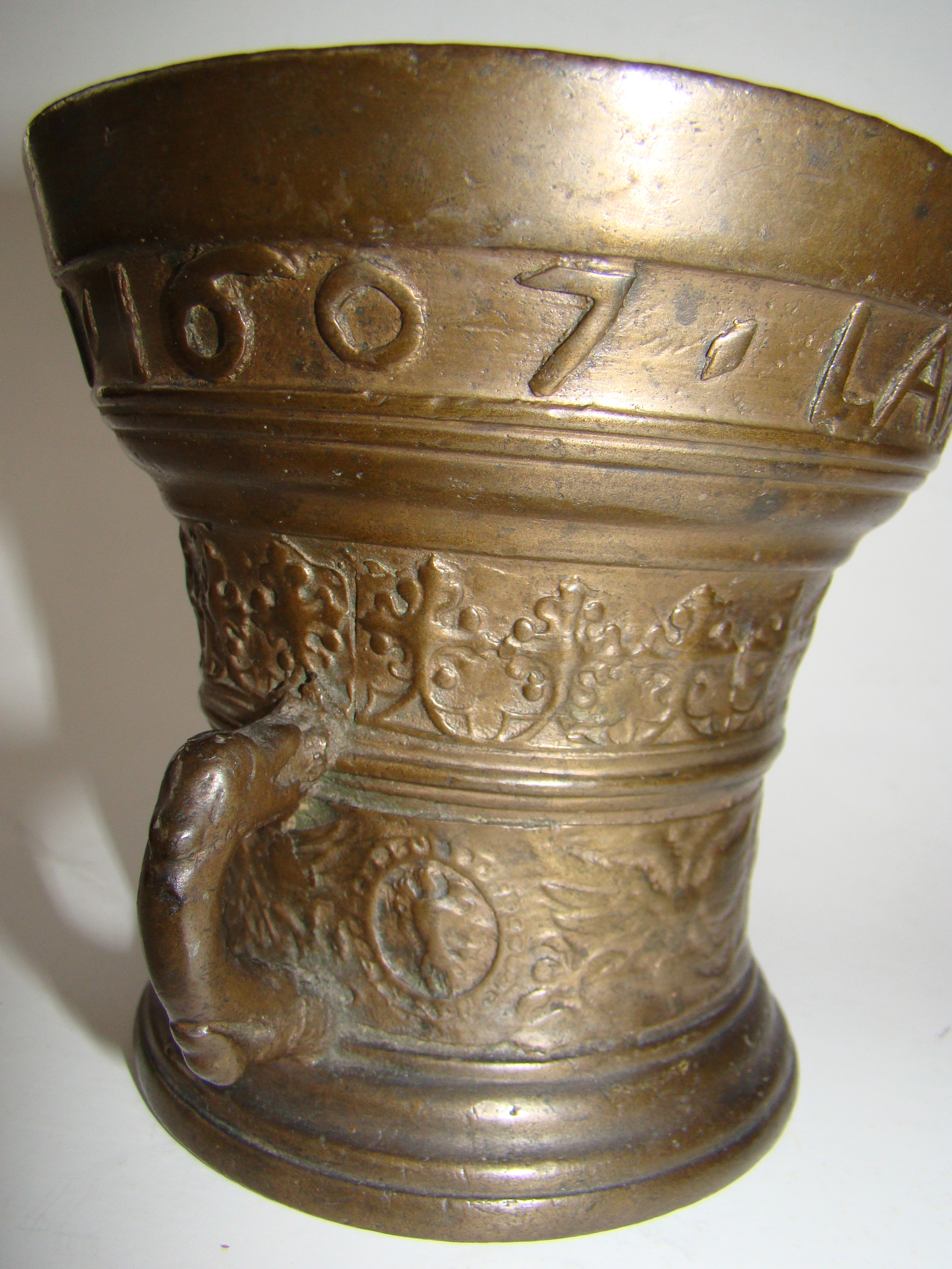 A RARE bronze Apothecary Mortar & Pestle dated 1607 — image 2