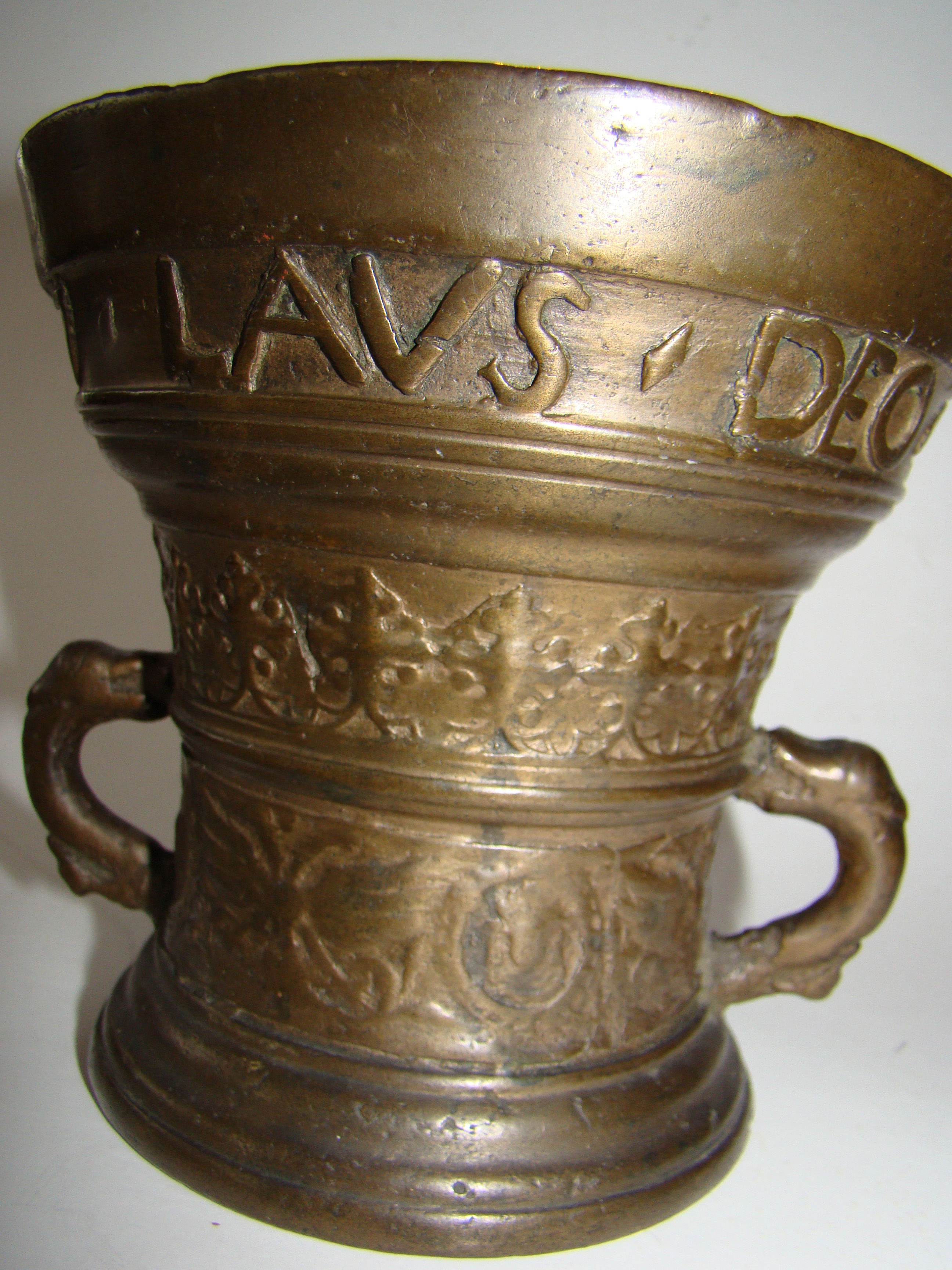 A RARE bronze Apothecary Mortar & Pestle dated 1607 — image 3