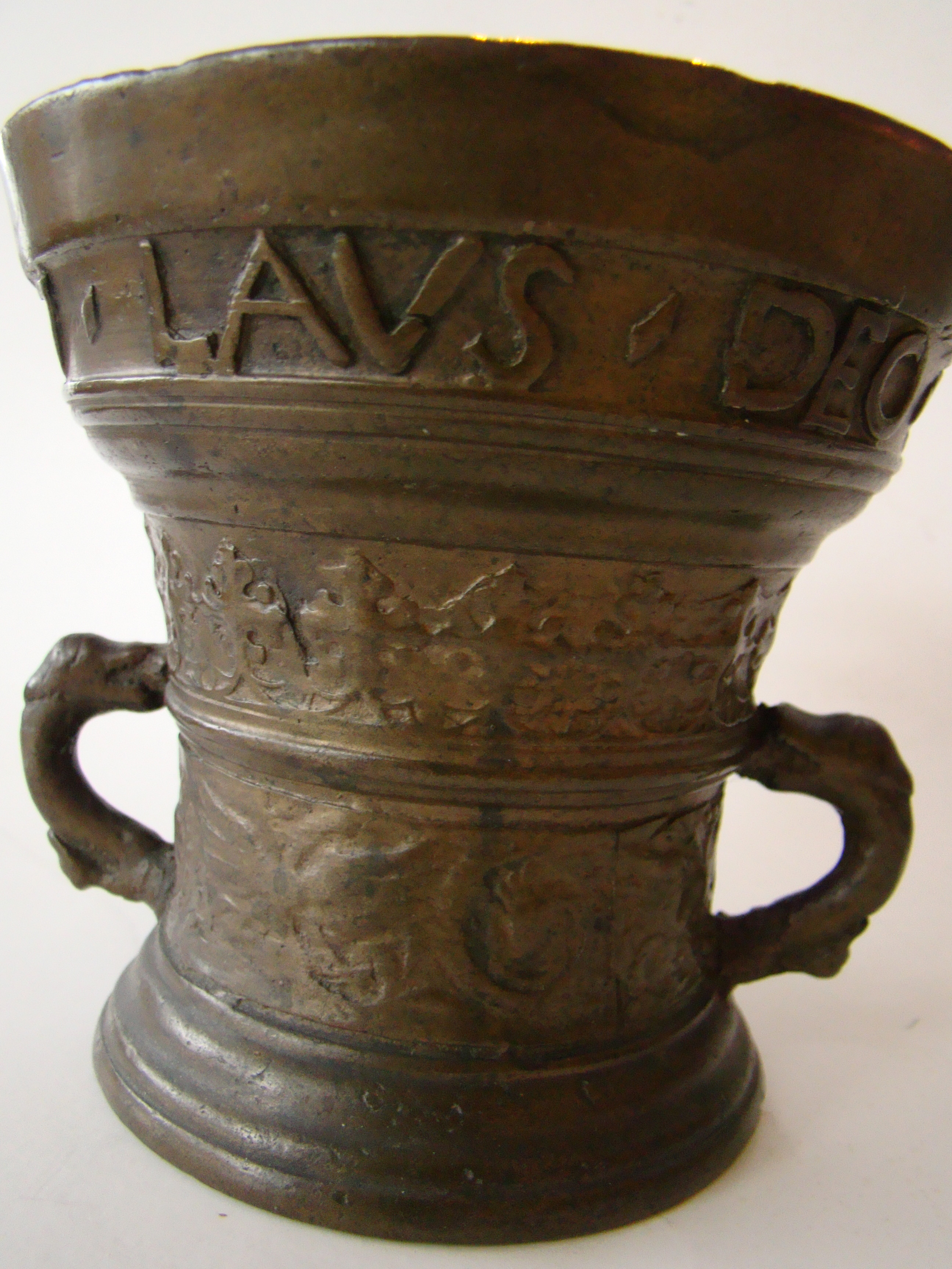 A RARE bronze Apothecary Mortar & Pestle dated 1607 — image 4