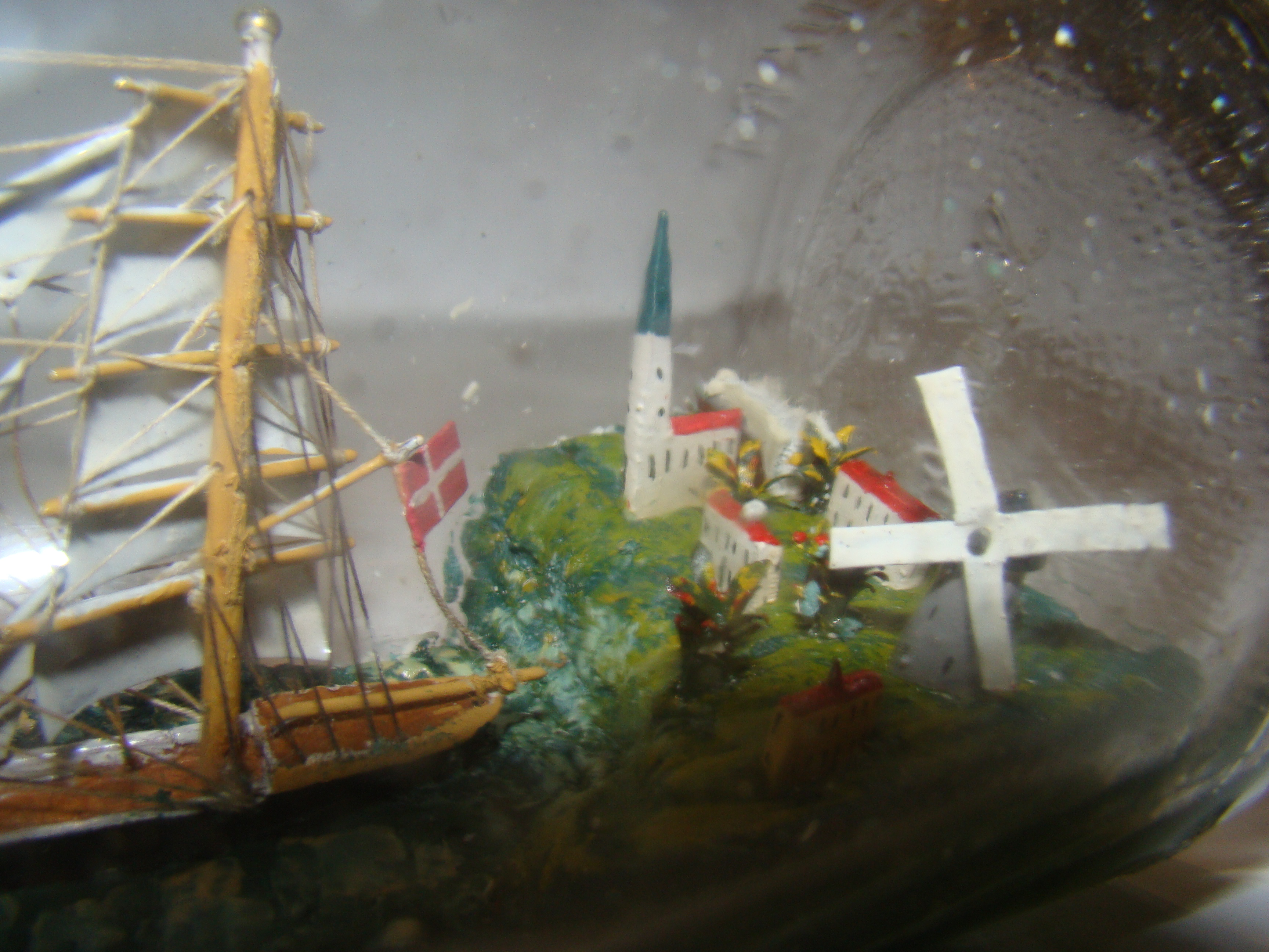 An outstanding vintage ship-in-a bottle dated 1946 — image 3