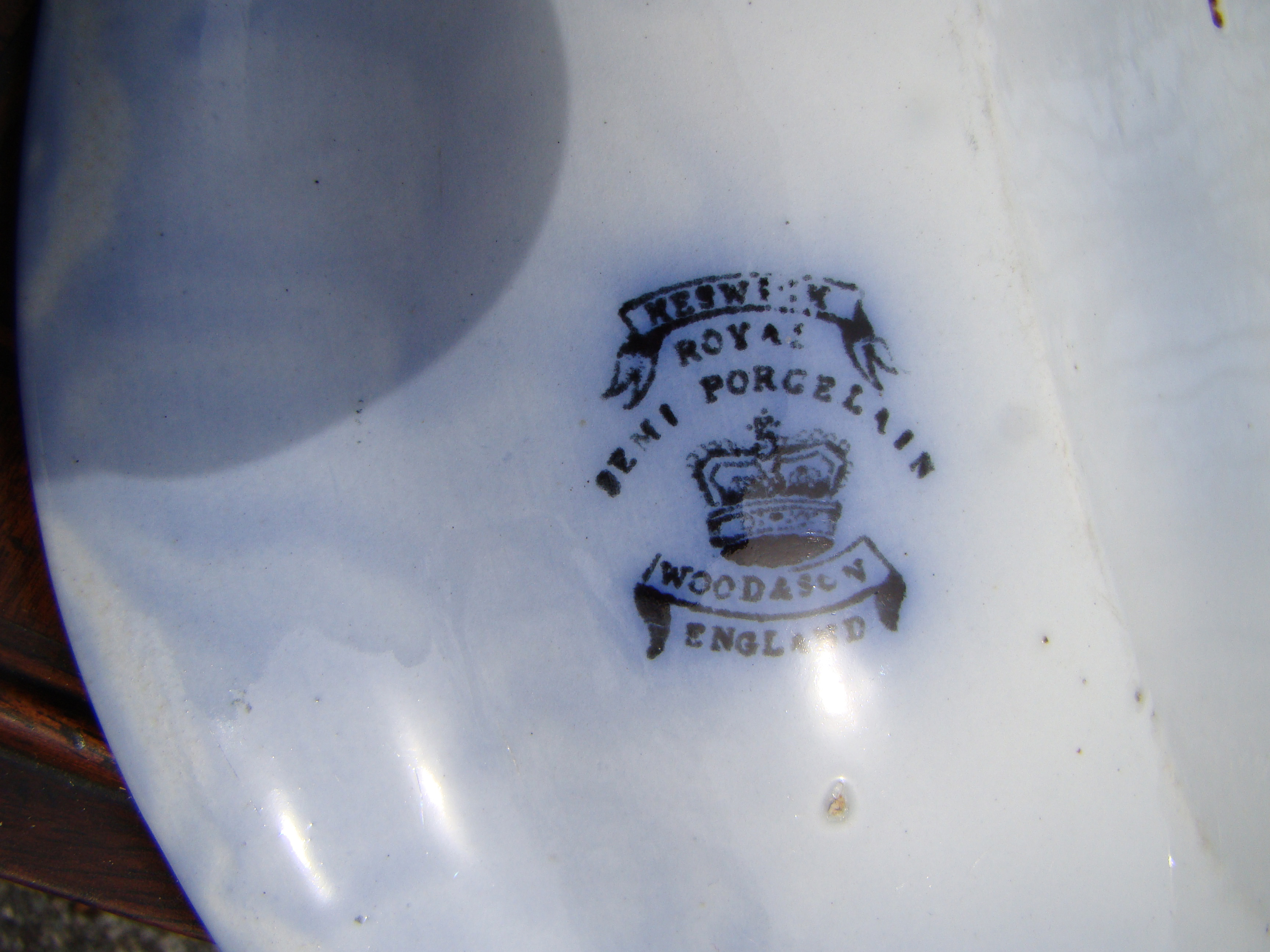 A beautiful "flow blue" serving bowl made by Royal Keswick semi-porcelain circa 1870 — image 2