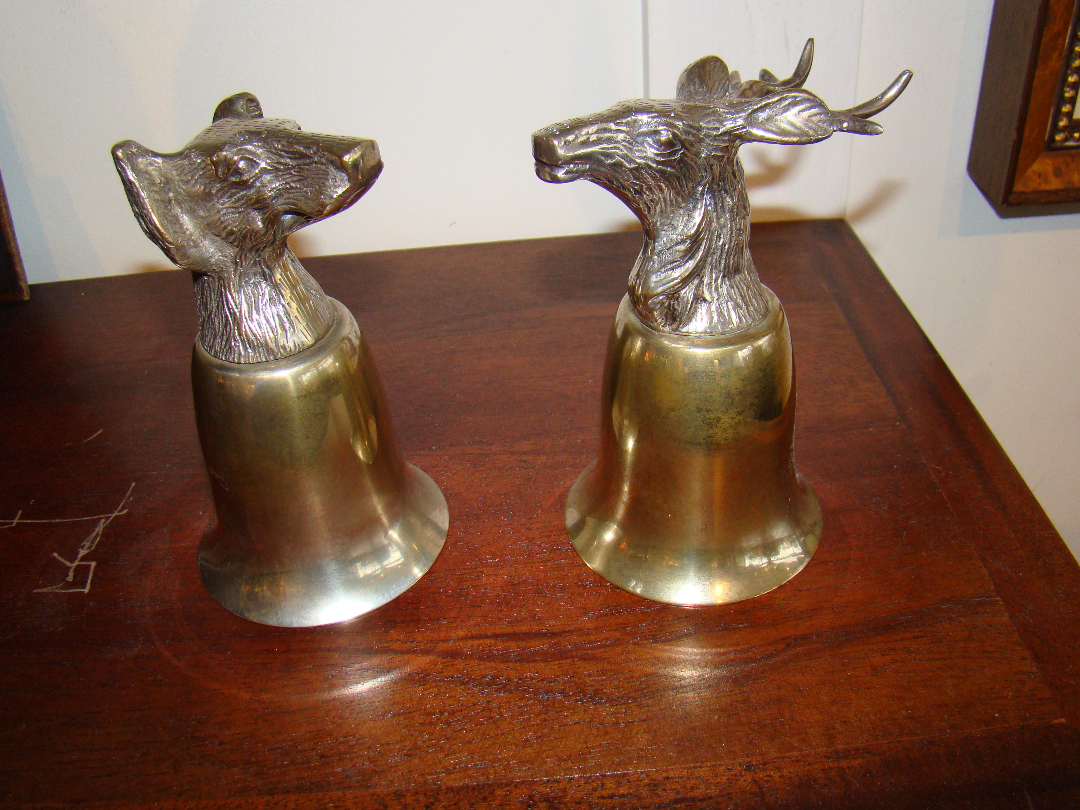A charming pair of English 'hunting' cups, early 20th century — image 2