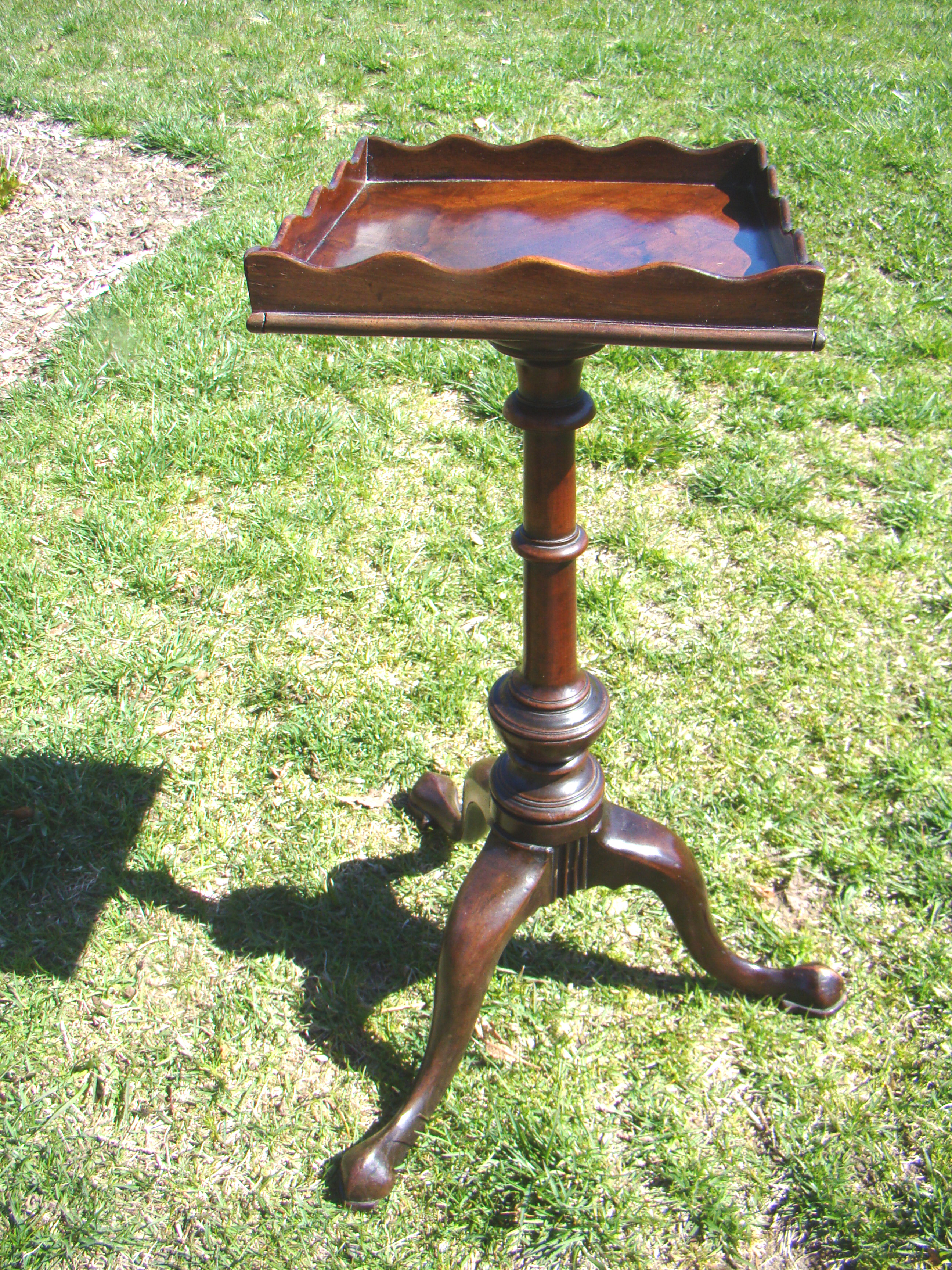 AN EXCEPTIONALLY FINE AND RARE 18TH CENTURY diminutive mahogay tripod table circa 1740