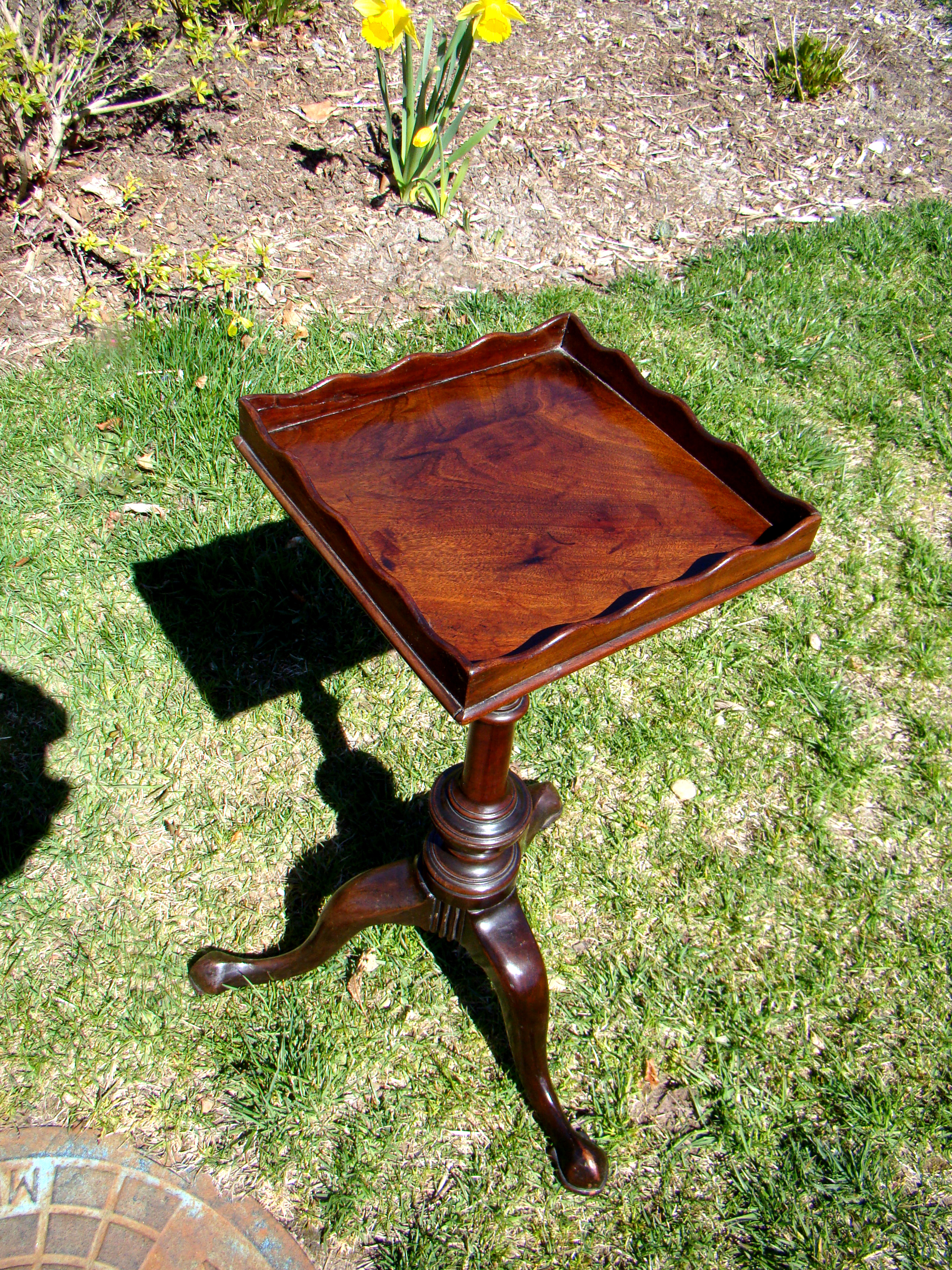 AN EXCEPTIONALLY FINE AND RARE 18TH CENTURY diminutive mahogay tripod table circa 1740 — image 2