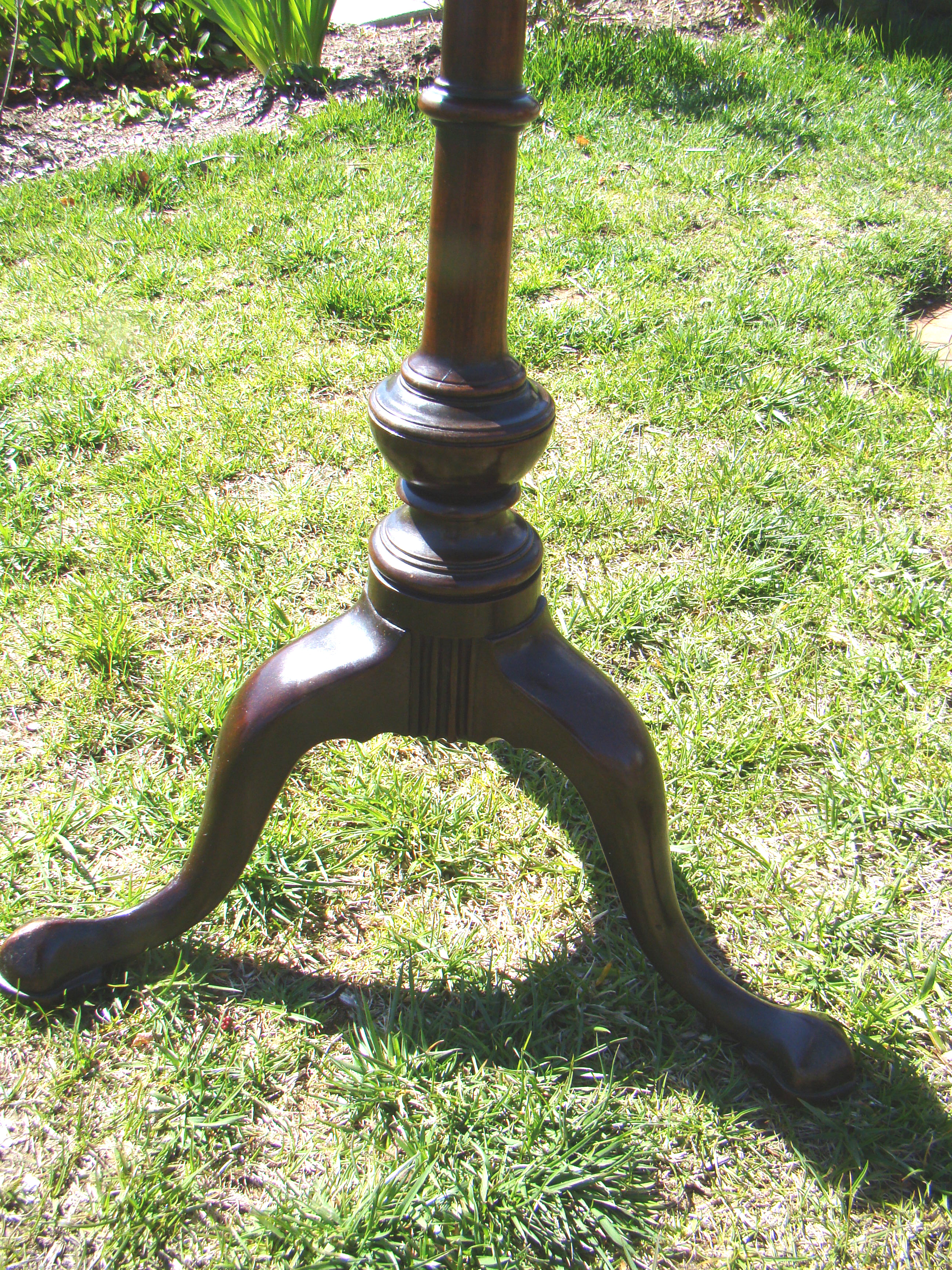 AN EXCEPTIONALLY FINE AND RARE 18TH CENTURY diminutive mahogay tripod table circa 1740 — image 3