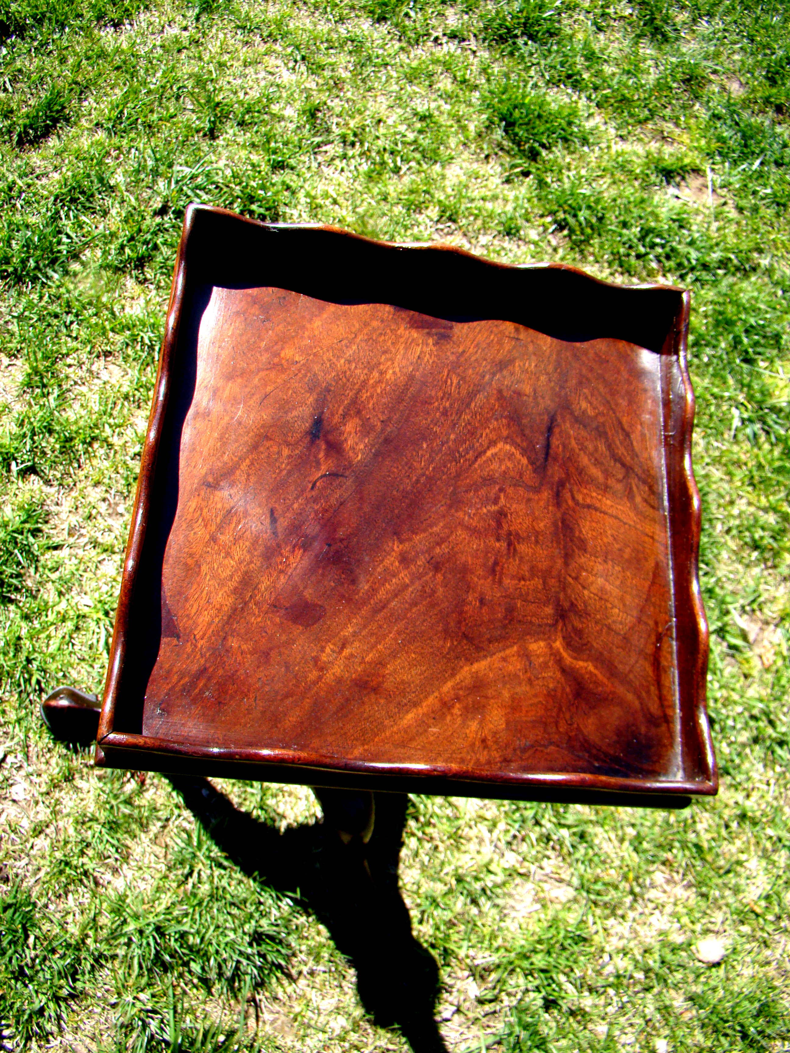 AN EXCEPTIONALLY FINE AND RARE 18TH CENTURY diminutive mahogay tripod table circa 1740 — image 4