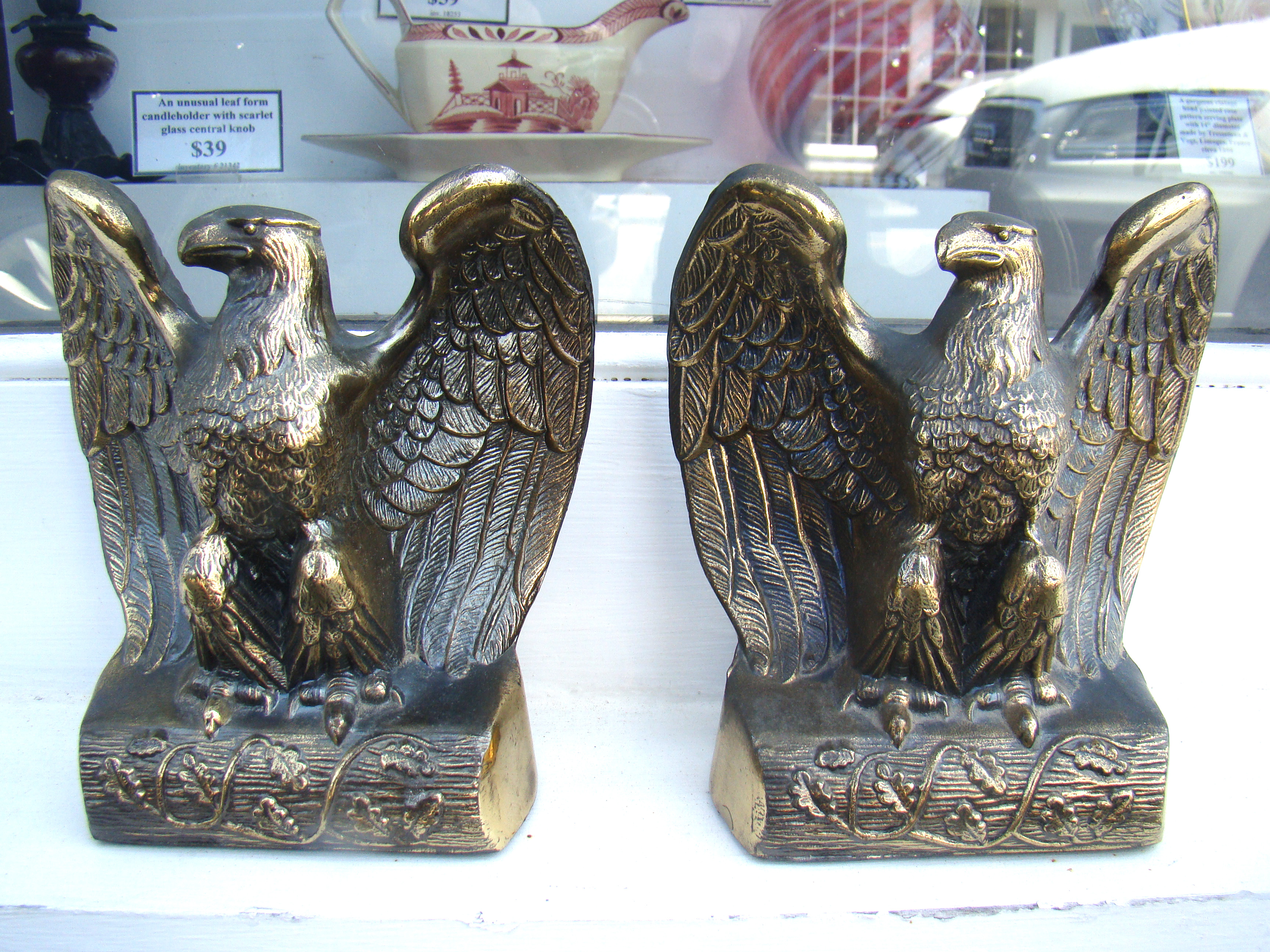 A fine pair of vintage American eagle bookends sitting on an oak leaf base