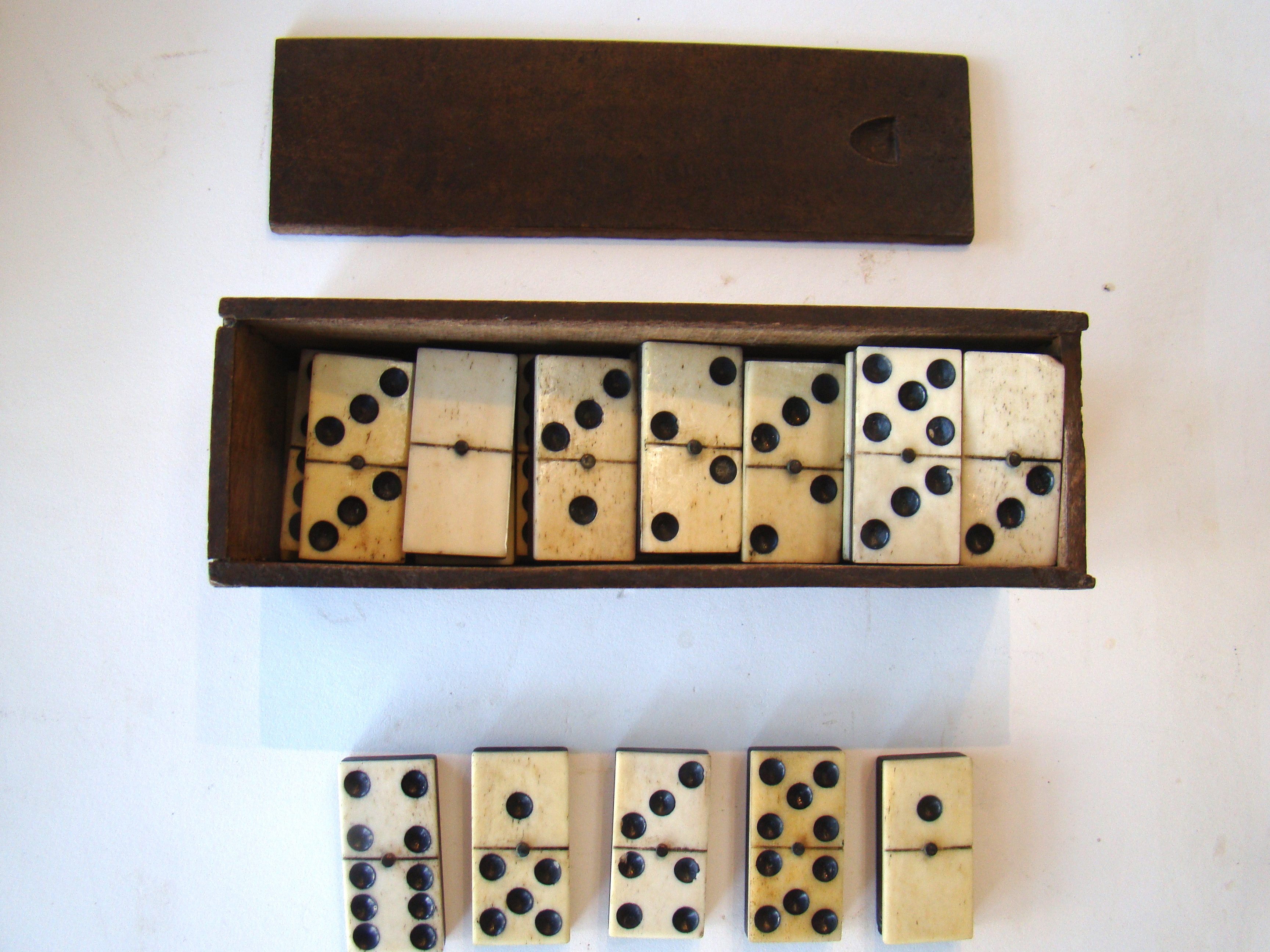 A fine set of 19th century bone & ebony dominoes (28 pieces) — image 2