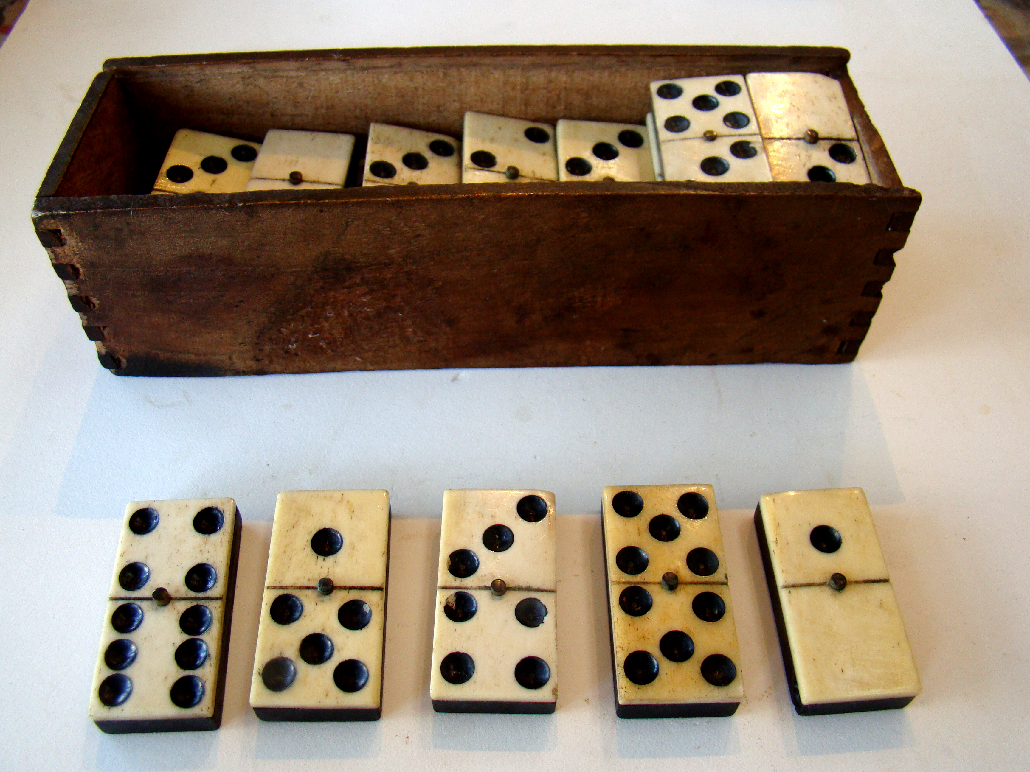 A fine set of 19th century bone & ebony dominoes (28 pieces)