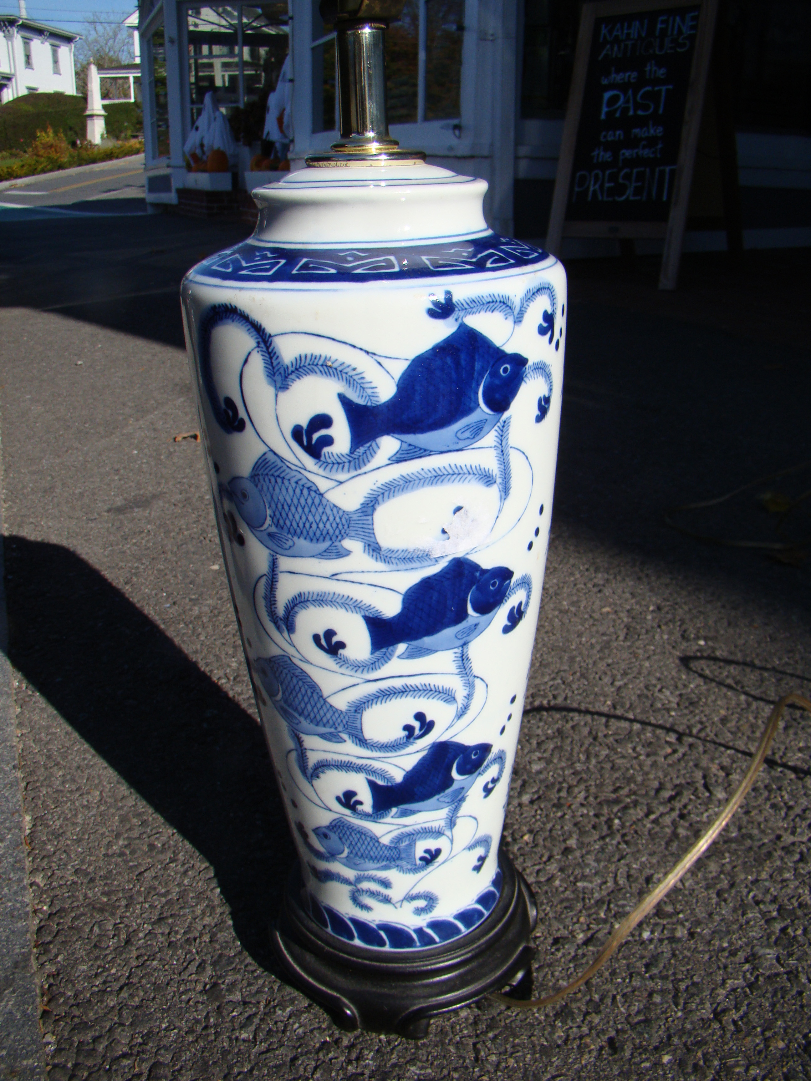 An attractive Chinese blue and white 'fish' pattern lamp