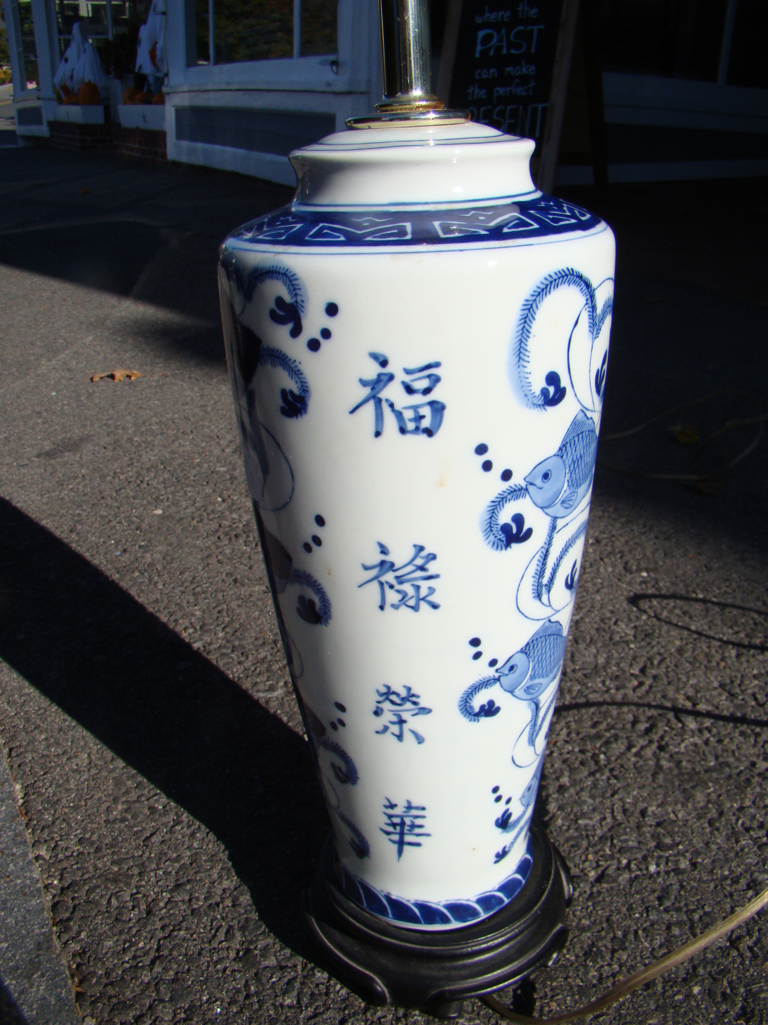 An attractive Chinese blue and white 'fish' pattern lamp — image 2