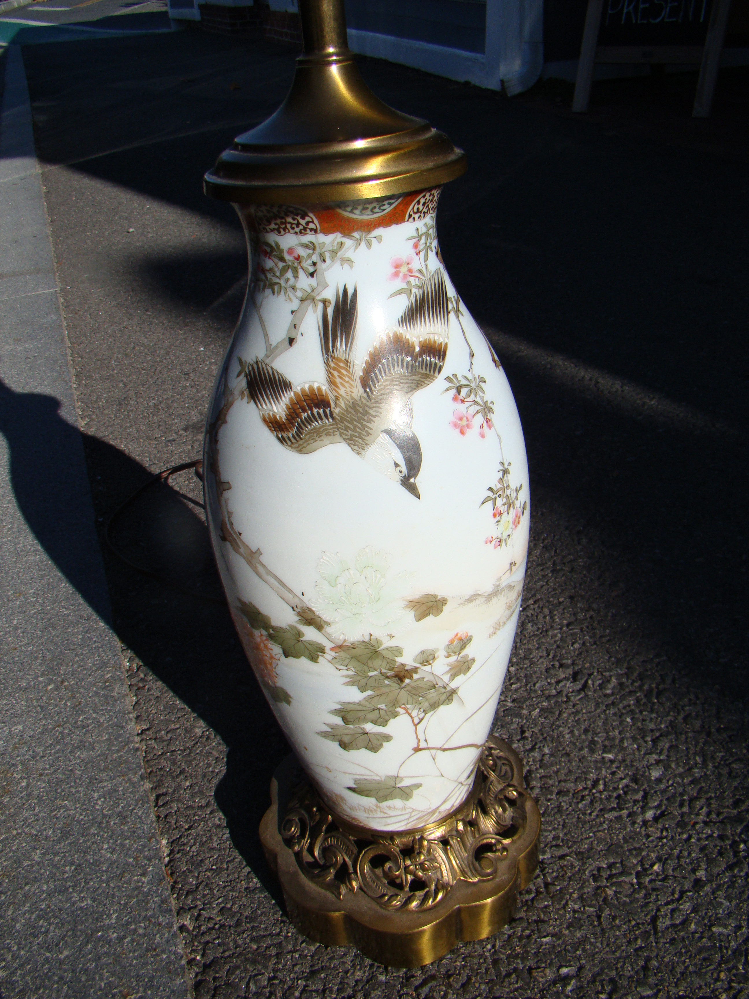 A lovely vintage hand-painted Chinese lamp with birds