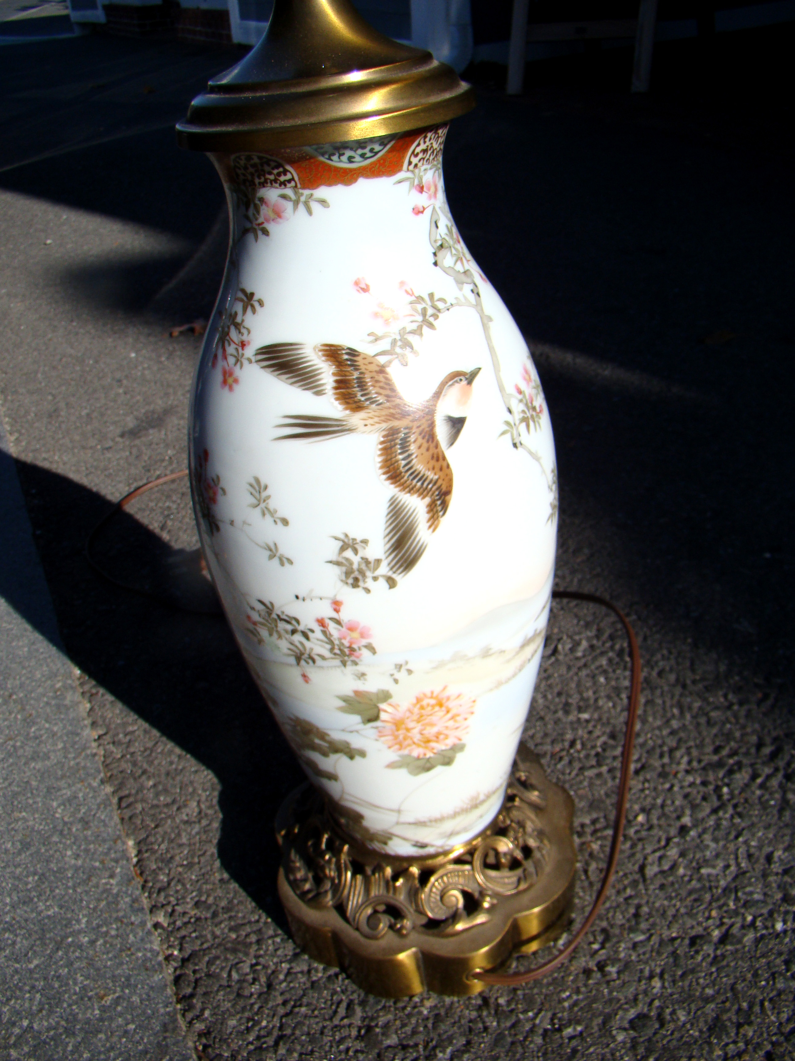 A lovely vintage hand-painted Chinese lamp with birds — image 2