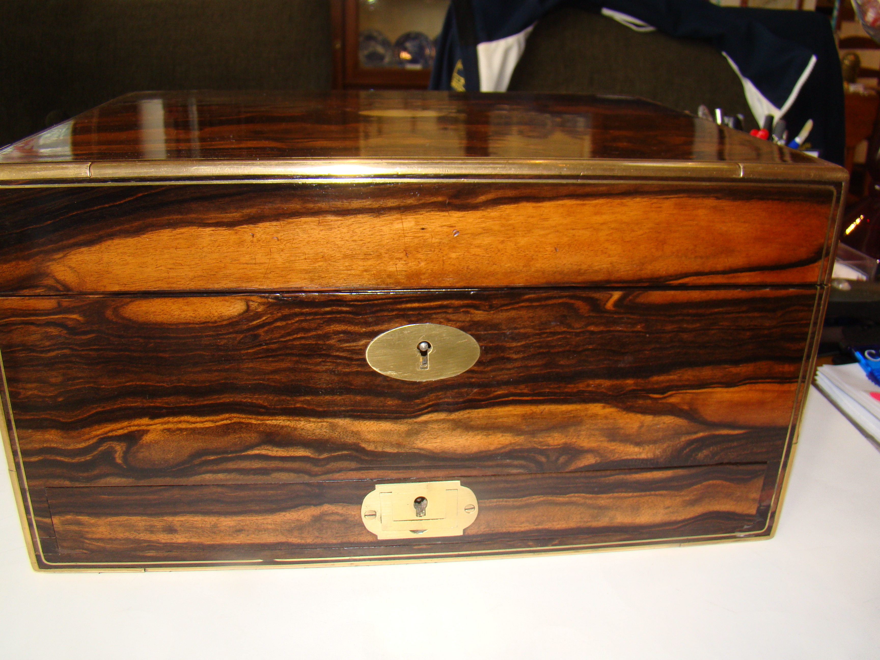 A beautiful English officer's 'campaign' style box made of gorgeous coromandelwood circa 1810 — image 3