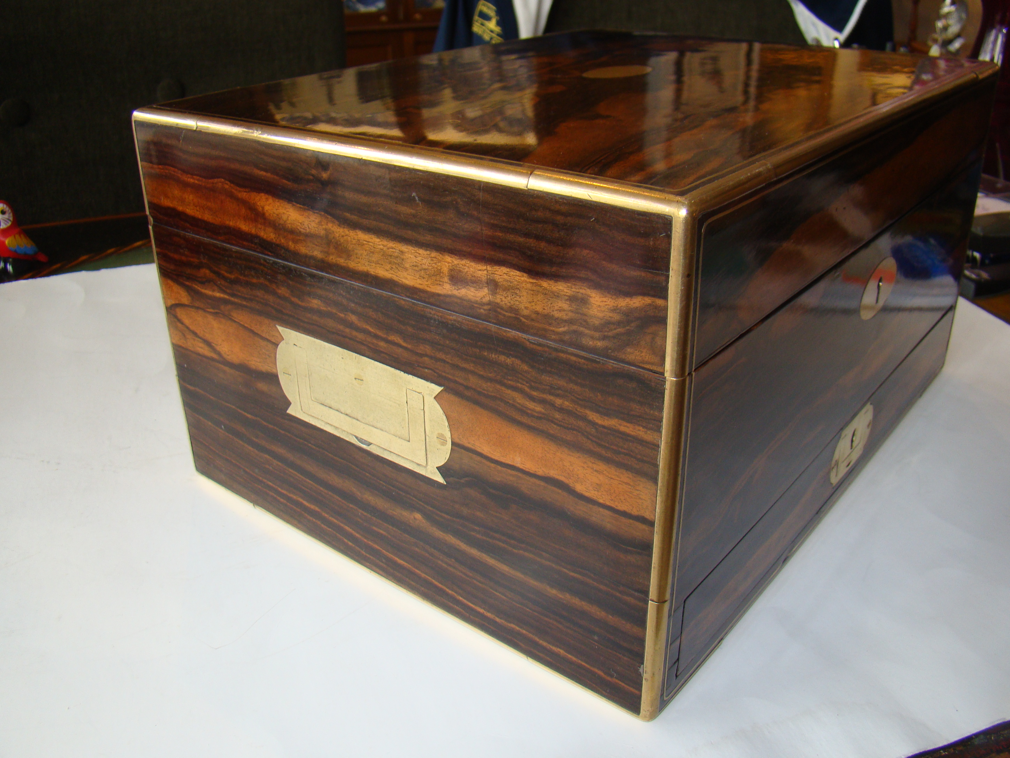 A beautiful English officer's 'campaign' style box made of gorgeous coromandelwood circa 1810 — image 2