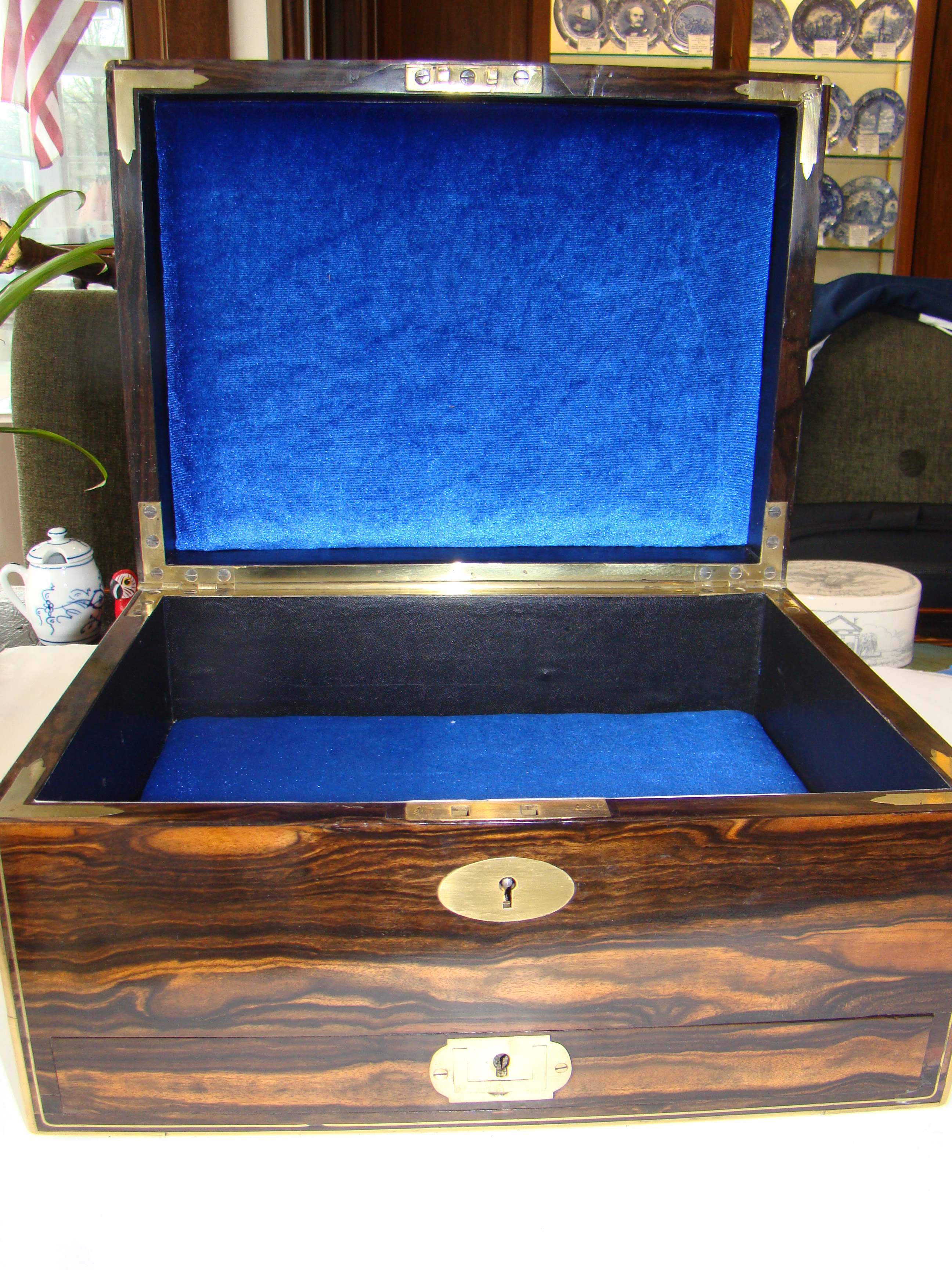 A beautiful English officer's 'campaign' style box made of gorgeous coromandelwood circa 1810 — image 5