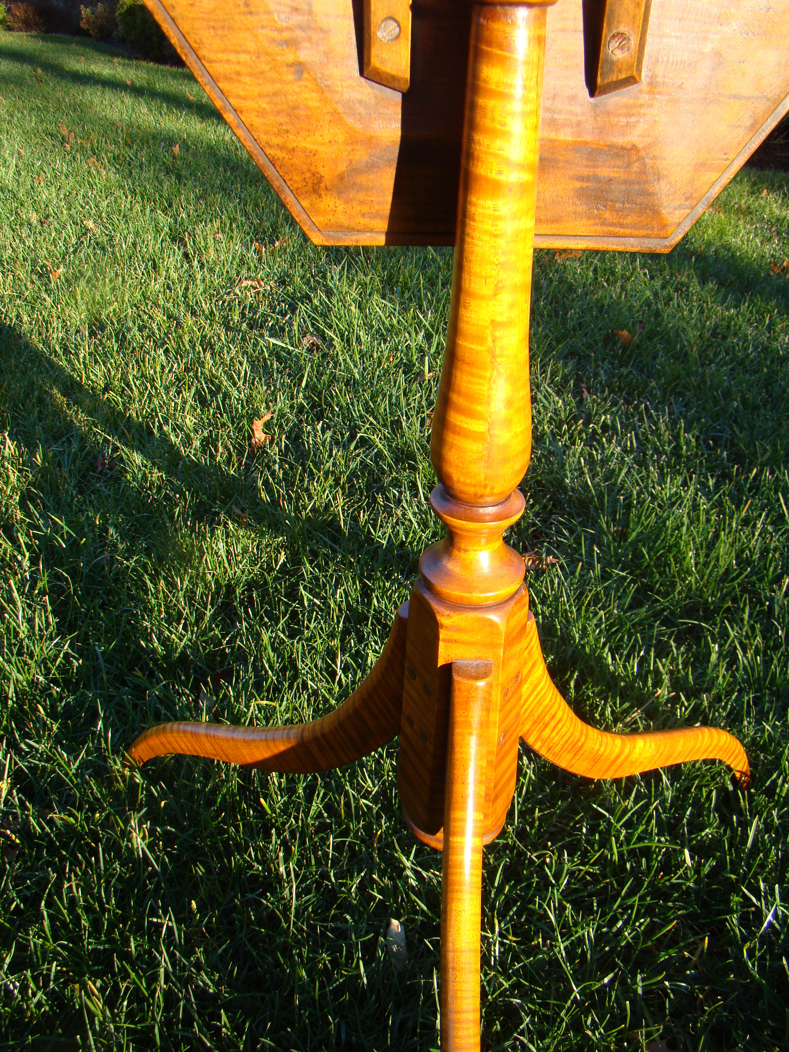 A RARE and beautiful Eldred Wheeler "Prototype" Dunlap style tilt-top tiger maple candlestand — image 5