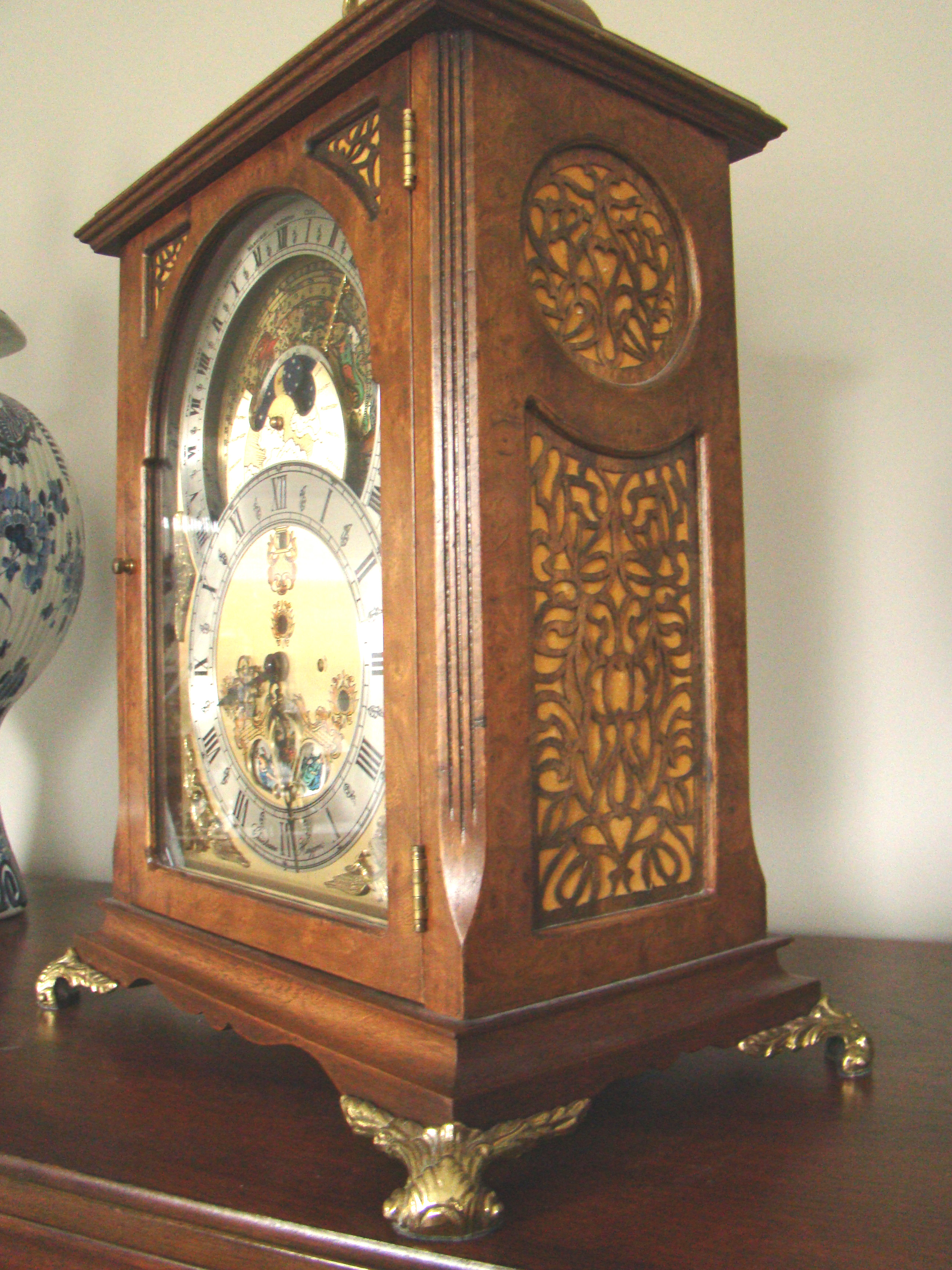 A beautiful 18th century 'style' mantel clock made by the Dutch Clock company named after Christiaan Huygens. — image 2