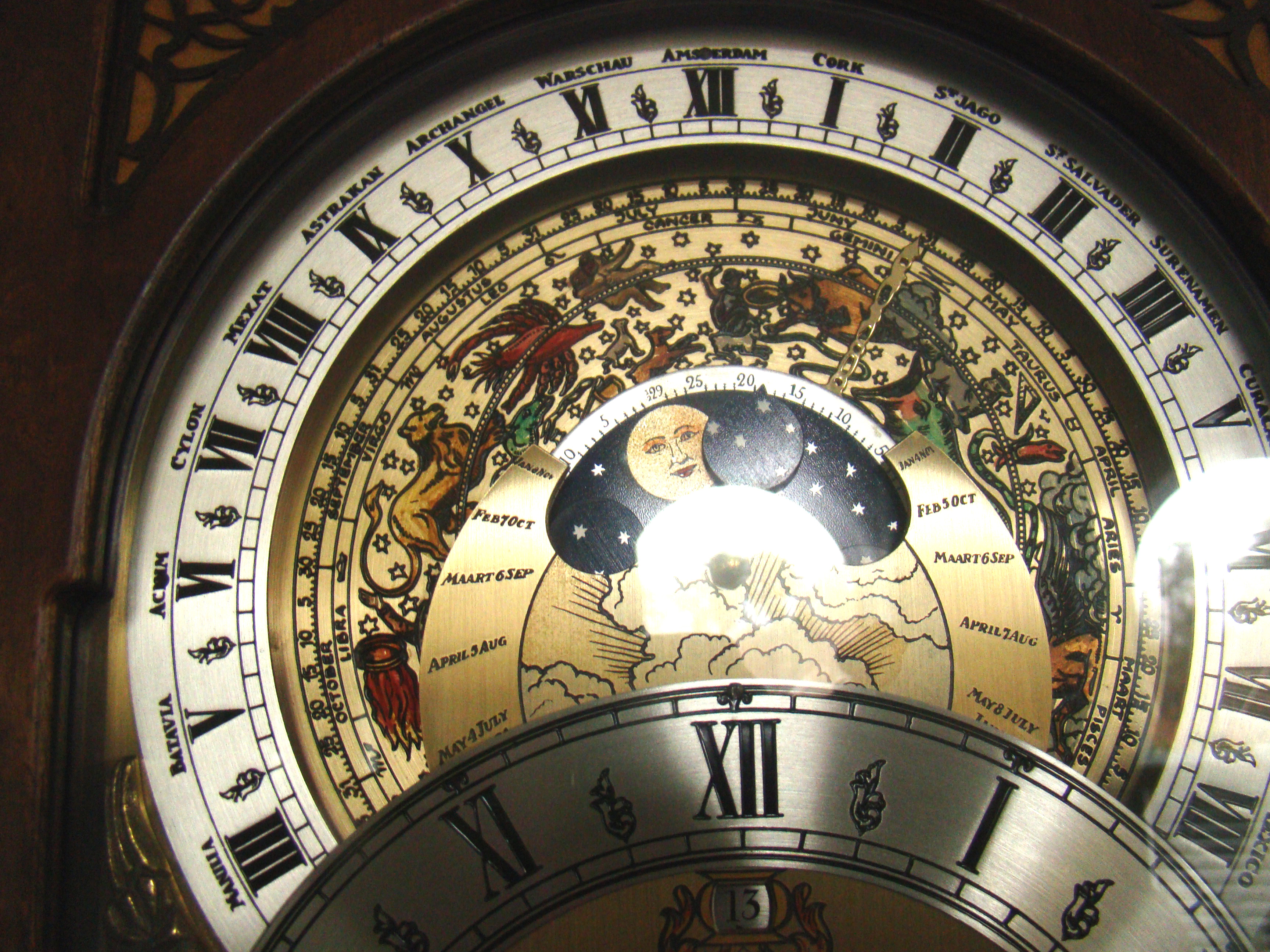 A beautiful 18th century 'style' mantel clock made by the Dutch Clock company named after Christiaan Huygens. — image 4