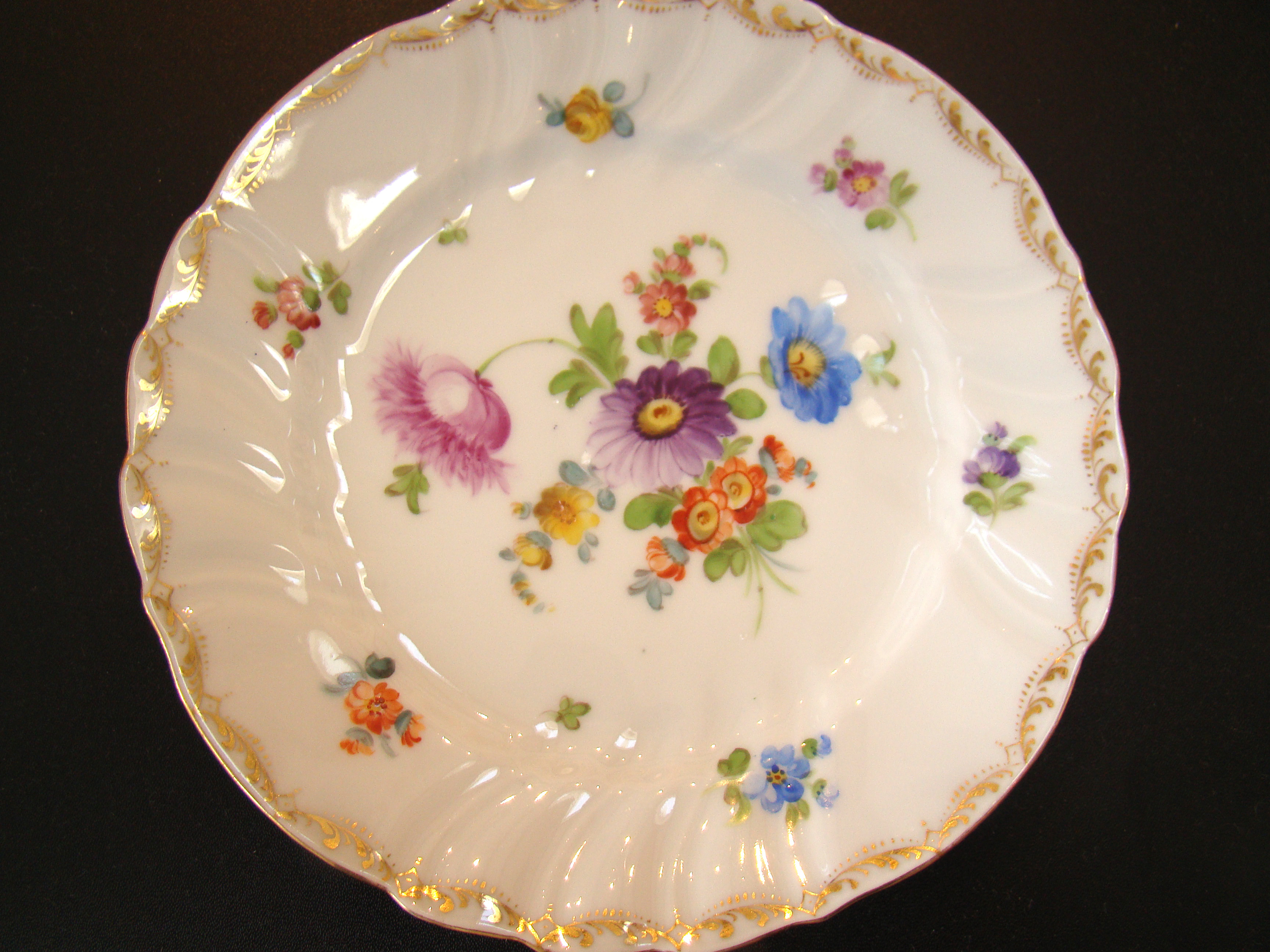 A beautiful set of six hand painted German porcelain plates circa 1900 — image 2