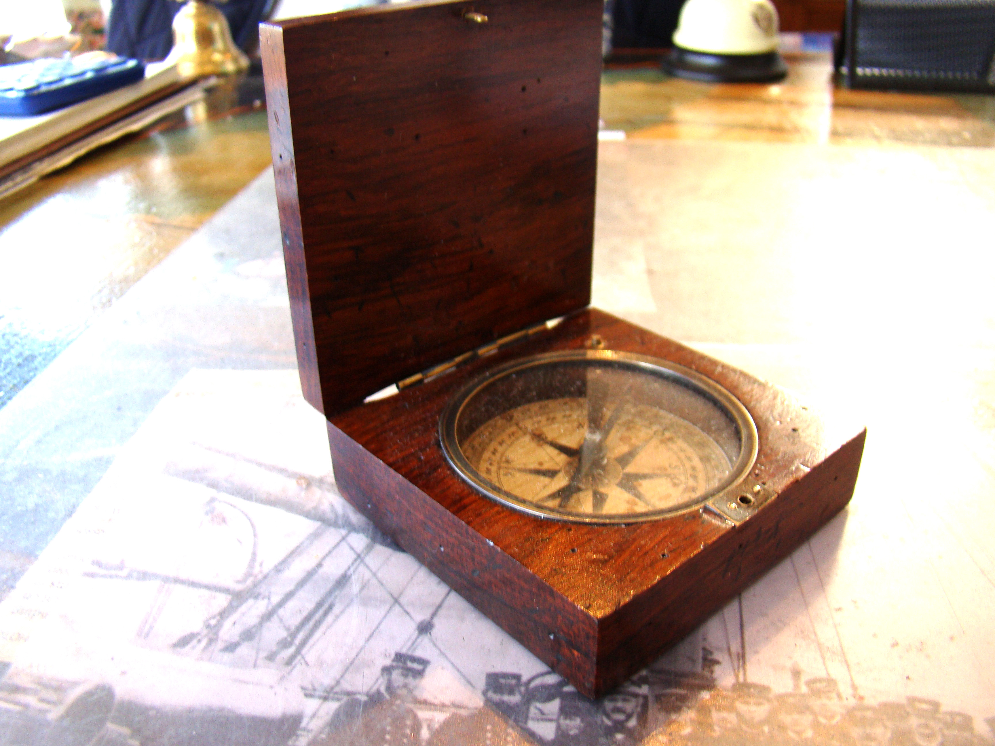 An antique pocket compass, possibly 18th or early 19th century — image 3
