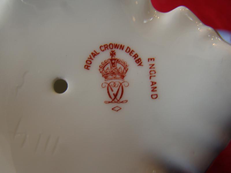 A fine vintage Royal Crown Derby two handled urn shaped covered bowl — image 2