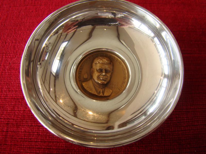 A RARE bronze medallion commemorating the life of Pres. John F. Kennedy — image 3