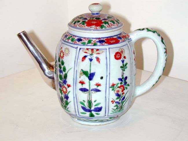 Chinese Export Porcelain 'Kakiemon' Style Teapot Circa 1750