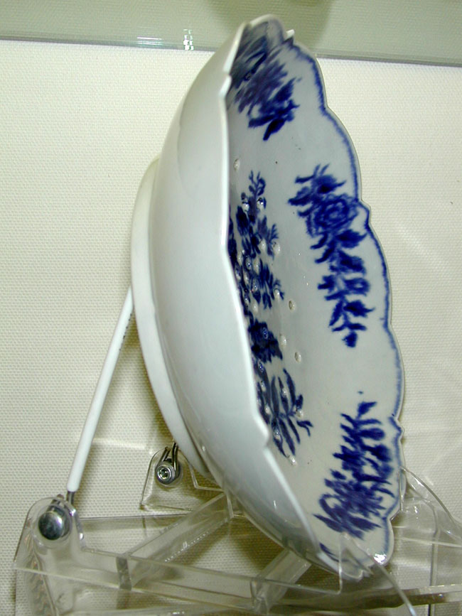 !8th Century English Worcester First Period Porcelain Strawberry dish circa 1765 — image 2