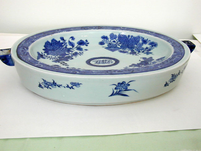 Early 19th Century Chinese Export 'Fitzhugh' Hot Water Platter With Owner's Initials in Script H M B — image 2