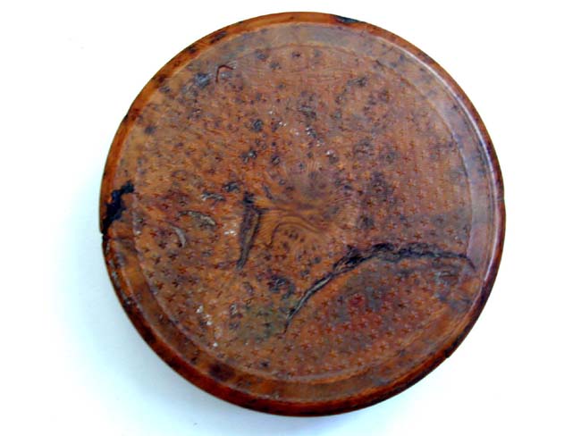 A Fine and Rare French Napoleonic Period Walnut Snuff Box circa 1795 — image 2
