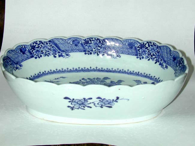 A Fine and Rare Chinese Export Porcelain Wavy Edge Serving Dish Circa 1770 — image 2