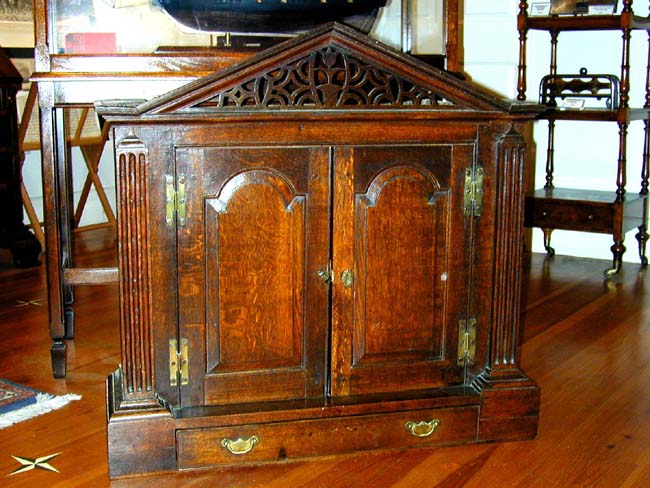 A beautiful George II period Oak Hanging Cupboard circa 1740 — image 3