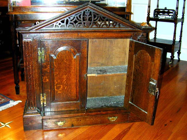 A beautiful George II period Oak Hanging Cupboard circa 1740 — image 4