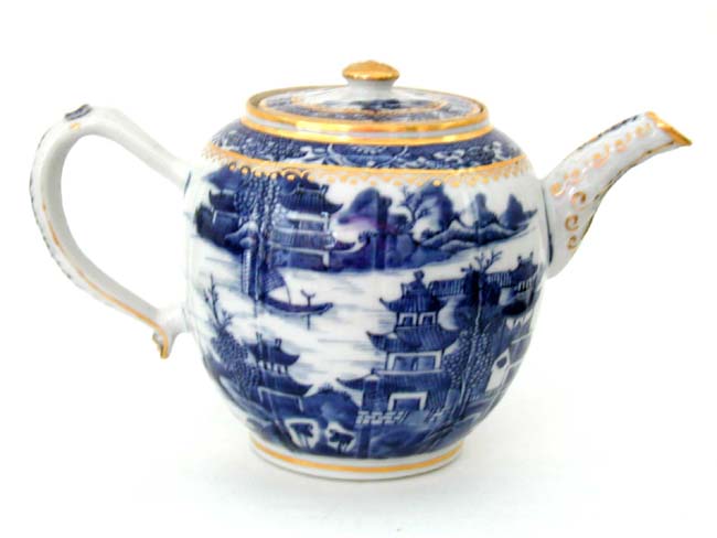 A Fine Early 19th century Chinese Export Porcelain 'Nanking' Pattern Teapot with Gilt Highlights