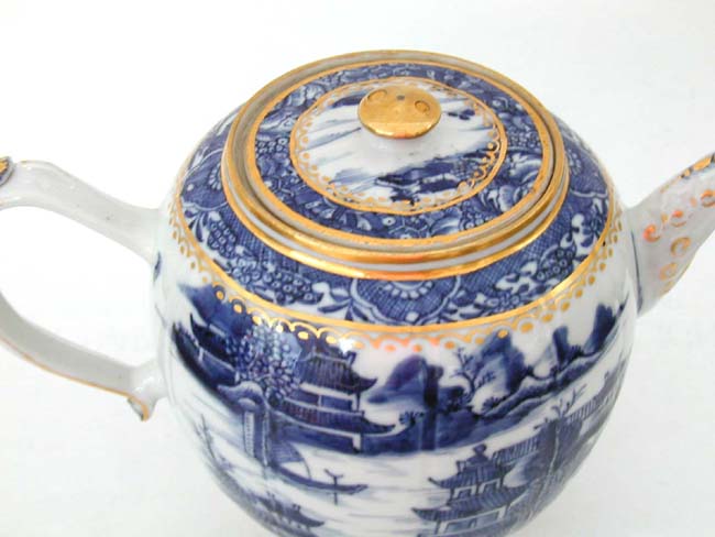 A Fine Early 19th century Chinese Export Porcelain 'Nanking' Pattern Teapot with Gilt Highlights — image 2