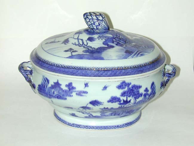 A Fine Chinese Export Porcelain Nanking Pattern Covered Soup Tureen With Gilt Highlights Circa 1810.