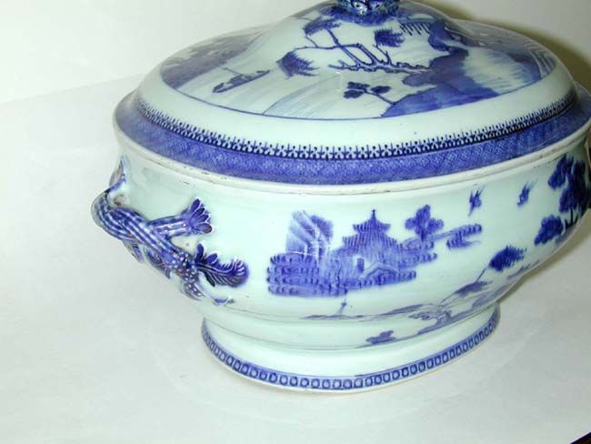 A Fine Chinese Export Porcelain Nanking Pattern Covered Soup Tureen With Gilt Highlights Circa 1810. — image 2