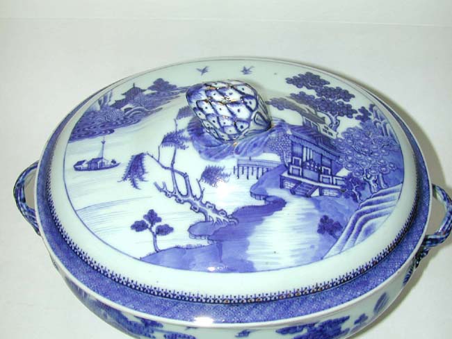 A Fine Chinese Export Porcelain Nanking Pattern Covered Soup Tureen With Gilt Highlights Circa 1810. — image 3