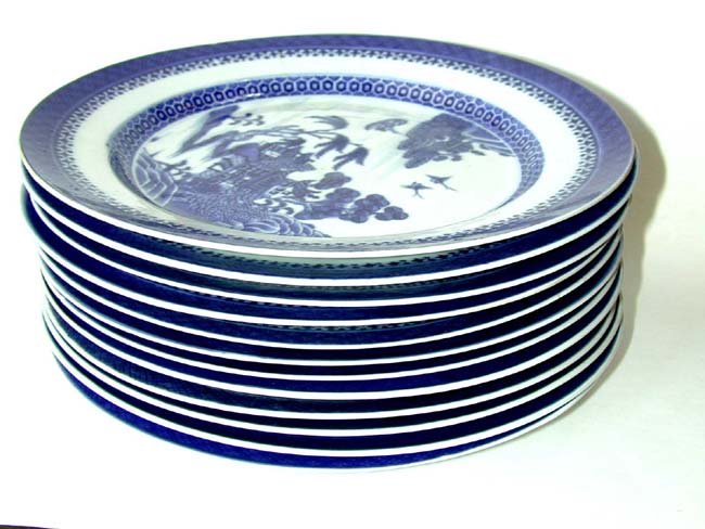 A Set of 12 Chinese Export Porcelain Nanking Pattern Dinner Plates circa 1810