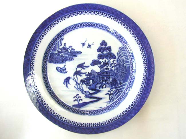 A Set of 12 Chinese Export Porcelain Nanking Pattern Dinner Plates circa 1810 — image 2