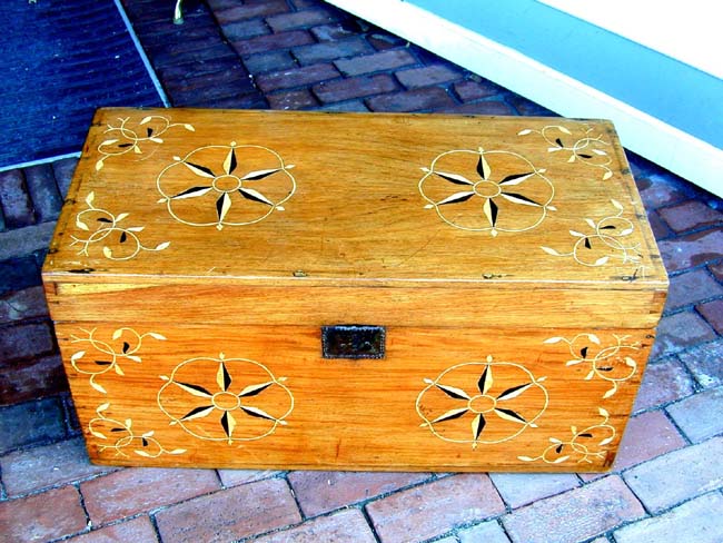 A Six-Board Seaman's Trunk With Inlaid Stars circa 1870 — image 2