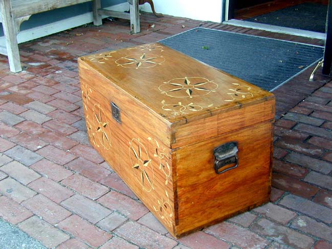 A Six-Board Seaman's Trunk With Inlaid Stars circa 1870 — image 3